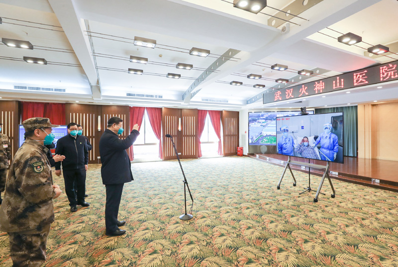 3月10日,中共中央总书记、国家主席、中央军委主席习近平专门赴湖北省武汉市考察新冠肺炎疫情防控工作。这是习近平在火神山医院指挥中心视频连线感染科病房,与病房内患者和医务人员亲切交流。新华社记者 鞠鹏 摄