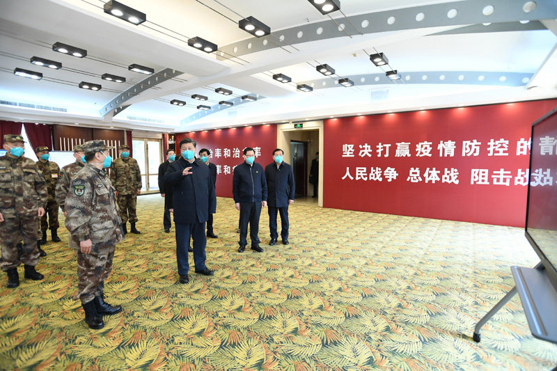 3月10日,中共中央总书记、国家主席、中央军委主席习近平专门赴湖北省武汉市考察新冠肺炎疫情防控工作。这是习近平在火神山医院指挥中心,听取医院建设运行、患者收治、医务人员防护保障、科研攻关等情况介绍。新华社记者 谢环驰 摄