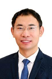 穿着西装的男人在微笑 描述已自动生成